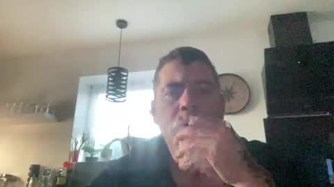 Snapshot of guil0 chatting on 10/15/25, 10:04 guil0 online show from 10/15/25, 10:04