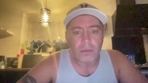 Snapshot of guil0 chatting on 10/17/25, 09:34 guil0 online show from 10/17/25, 09:34