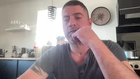 Snapshot of guil0 chatting on 10/29/25, 07:37 guil0 online show from 10/29/25, 07:37