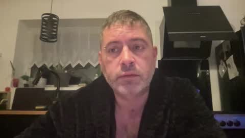 Snapshot of guil0 chatting on 10/31/25, 07:42 guil0 online show from 10/31/25, 07:42