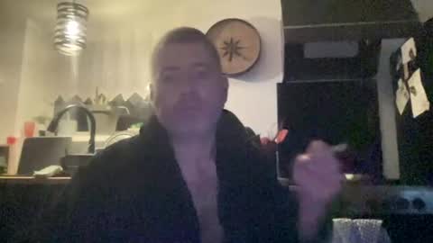 Snapshot of guil0 chatting on 11/06/25, 09:21 guil0 online show from 11/06/25, 09:21