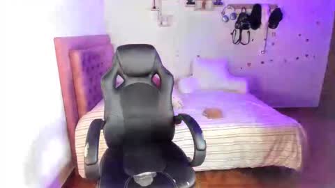 Snapshot of guinivere_blake chatting on 06/01/26, 01:18 Hello Im Julieta Im 25 years old welcome to my room have fun and be happy. online show from 06/01/26, 01:18