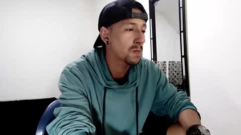 Snapshot of guykarim chatting on 01/11/25, 03:34 karim online show from 01/11/25, 03:34