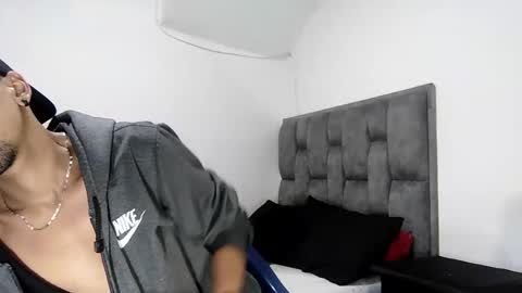 Snapshot of guykarim chatting on 02/28/25, 12:31 karim online show from 02/28/25, 12:31