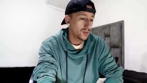 Snapshot of guykarim chatting on 03/01/25, 12:12 karim online show from 03/01/25, 12:12