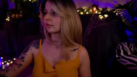 Snapshot of gwenhilton chatting on 02/13/25, 05:48 gwenhilton online show from 02/13/25, 05:48