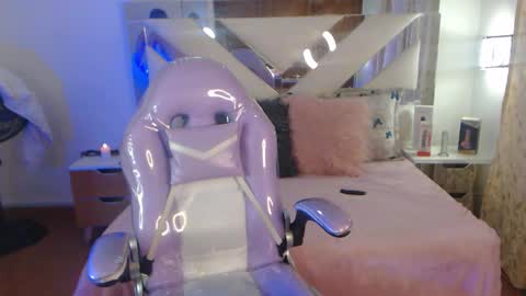 Snapshot of gyal_8_ chatting on 11/06/25, 04:02 gyal_8_ online show from 11/06/25, 04:02