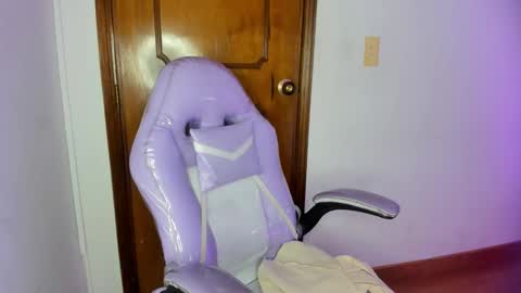 Snapshot of gyal_8_ chatting on 11/08/25, 10:30 gyal_8_ online show from 11/08/25, 10:30