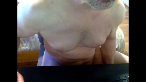 Snapshot of gymratt01 chatting on 10/27/25, 05:17 gymratt01 online show from 10/27/25, 05:17