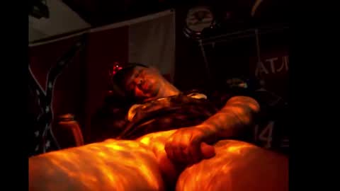 Snapshot of h0tttsteel chatting on 10/19/25, 05:02 h0tttsteel online show from 10/19/25, 05:02