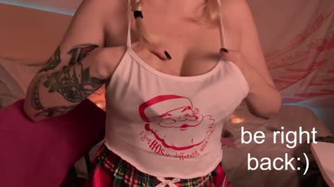 Snapshot of h2h0e chatting on 01/25/25, 10:39 Lana online show from 01/25/25, 10:39