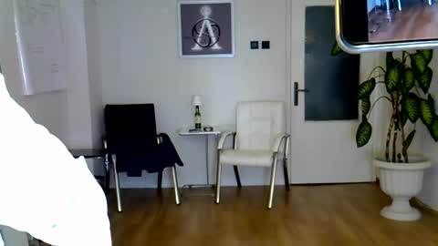 Snapshot of h_blackwood chatting on 04/29/26, 06:03 H. Blackwood online show from 04/29/26, 06:03