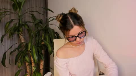 Hailey online show from 11/11/25, 01:49