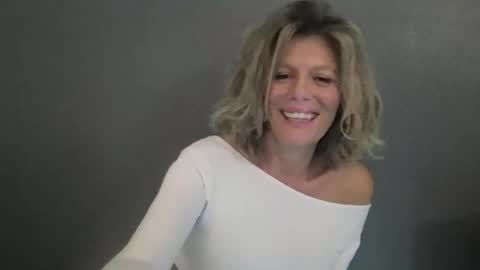 Snapshot of haileys123 chatting on 04/22/26, 06:42 Hailey online show from 04/22/26, 06:42