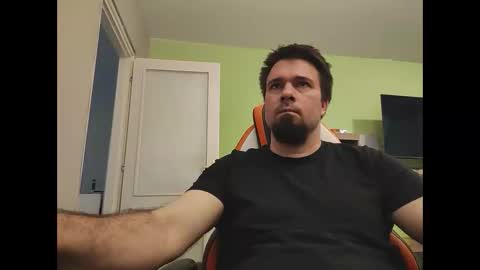 Snapshot of hairy_guy007 chatting on 02/06/25, 10:15 hairy_guy007 online show from 02/06/25, 10:15