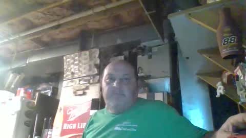 Snapshot of handiemanhere chatting on 12/22/25, 04:31 naked man online show from 12/22/25, 04:31