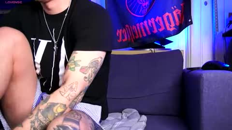 Snapshot of handsomebf chatting on 10/31/25, 06:47 The One online show from 10/31/25, 06:47