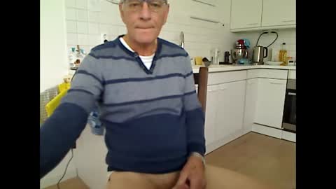 Snapshot of hankk54 chatting on 11/04/25, 10:14 hankk54 online show from 11/04/25, 10:14