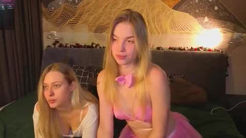 Snapshot of hanky_moon chatting on 12/18/25, 06:47 Sweden online show from 12/18/25, 06:47