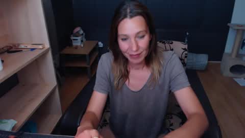 hanna_ha online show from 06/19/26, 07:06