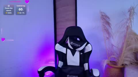 Snapshot of hanna_sofi4 chatting on 12/18/25, 09:43 Hanna Capicorn online show from 12/18/25, 09:43