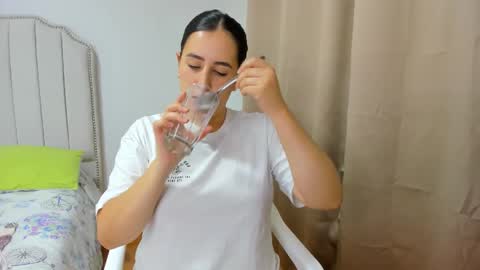 Snapshot of hannaa86 chatting on 10/30/25, 12:45 Hanna online show from 10/30/25, 12:45