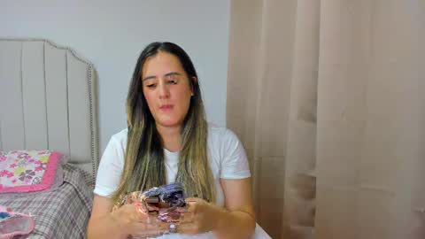 Snapshot of hannaa86 chatting on 11/18/25, 09:08 Hanna online show from 11/18/25, 09:08