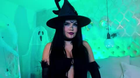 Snapshot of hannabruunn chatting on 10/31/25, 02:01 Hanna Brunn online show from 10/31/25, 02:01