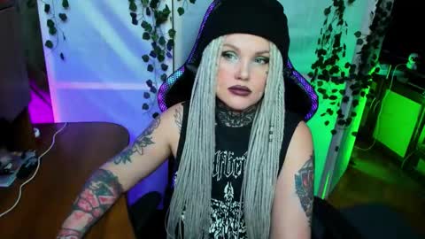 Hannah online show from 11/16/25, 07:19