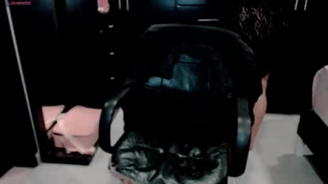 Snapshot of hannah_v chatting on 11/17/25, 01:44 hannah_v online show from 11/17/25, 01:44