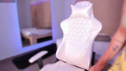 Snapshot of hannahmonttgomery chatting on 11/13/25, 06:29 hannahmonttgomery Help me reach 100 Hands up online show from 11/13/25, 06:29