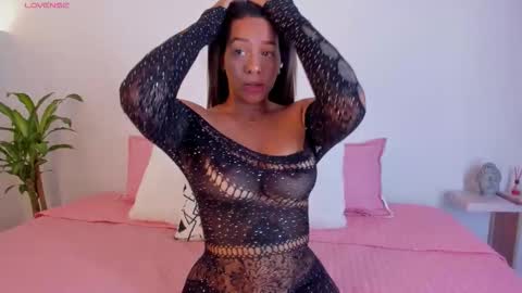 Snapshot of hannawilliams_ chatting on 12/04/25, 09:01 Hanna Williams online show from 12/04/25, 09:01