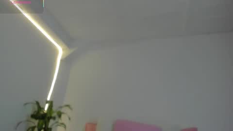 Snapshot of hannawilliams_ chatting on 02/04/26, 09:42 Hanna Williams online show from 02/04/26, 09:42