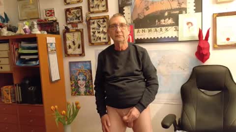 Snapshot of hansi63 chatting on 02/13/25, 10:11 charly online show from 02/13/25, 10:11