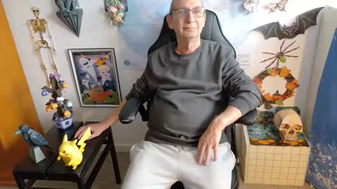 Snapshot of hansi63 chatting on 10/08/25, 09:18 charly online show from 10/08/25, 09:18