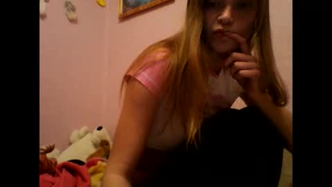 Snapshot of happyemily18 chatting on 03/06/26, 08:27 happyemily online show from 03/06/26, 08:27