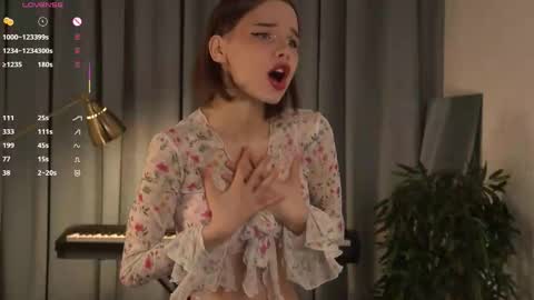 Snapshot of happynewdear chatting on 09/25/25, 02:48 Evy online show from 09/25/25, 02:48