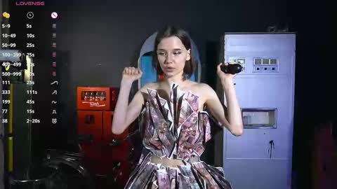 Snapshot of happynewdear chatting on 10/25/25, 03:18 Evy online show from 10/25/25, 03:18