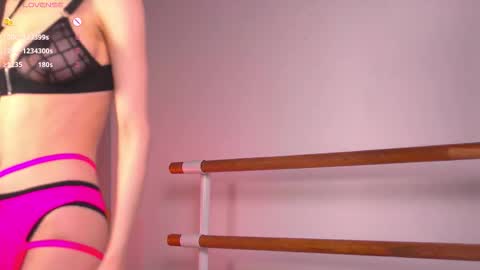 Snapshot of happynewdear chatting on 11/24/25, 12:21 Evy online show from 11/24/25, 12:21