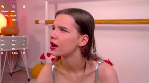 Snapshot of happynewdear chatting on 11/30/25, 01:20 Evy online show from 11/30/25, 01:20