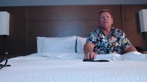 Steele and Cassie online show from 12/05/25, 04:54