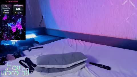 Mia online show from 11/11/25, 10:10