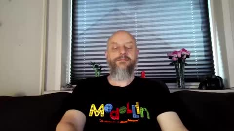 Snapshot of hardmrlazy chatting on 05/19/26, 04:19 MrLazy online show from 05/19/26, 04:19