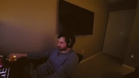 Snapshot of hardswtch chatting on 12/25/24, 03:40 Tom online show from 12/25/24, 03:40