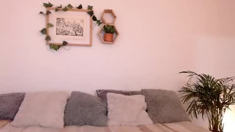 Snapshot of harmonyy01 chatting on 12/30/24, 01:15 Harmony Please help me to reach 100 thumbs up online show from 12/30/24, 01:15