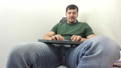 Snapshot of harrydaviss chatting on 12/21/24, 07:35 alpha online show from 12/21/24, 07:35