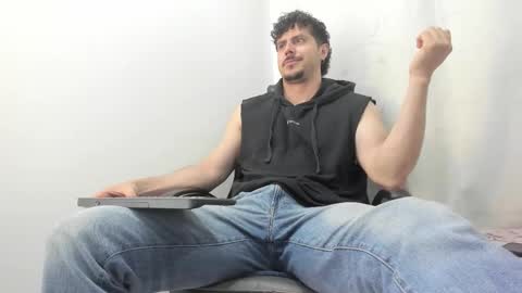 Snapshot of harrydaviss chatting on 10/15/25, 03:28 alpha online show from 10/15/25, 03:28