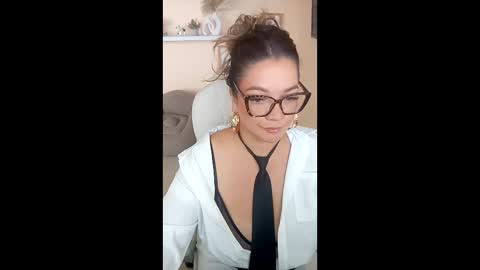 leila online show from 06/10/26, 05:56