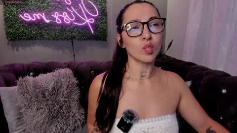 Snapshot of haze_vibes chatting on 04/11/26, 01:43 Maria online show from 04/11/26, 01:43