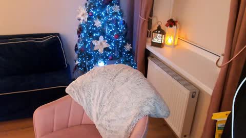 Snapshot of heaven_chloe chatting on 12/17/24, 10:54 Heaven girl online show from 12/17/24, 10:54